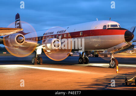 British Eagle Scheme Douglas DC-6 Oldtimer-Flugzeug am Coventry Airport, Großbritannien, mit seinen Motoren in der Abenddämmerung. G-APSA Stockfoto