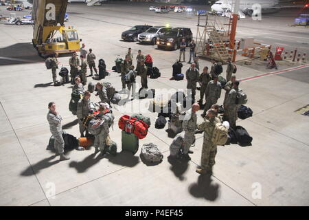 TEL AVIV, Israel - Nach einigen Tagen der Reise, die 30 Mitglieder der 19 CBRN-Enhanced Response Force Paket kommen am internationalen Flughafen Ben Gurion in Tel Aviv, Israel, 17. Juni 2018. Die Indiana National Guard Flieger und Soldaten an der Front mit Israel und aktive Armee Einheiten zu bauen und Beziehungen durch das Feld stärken - Übungen. (Indiana National Guard Foto von Sgt. Alejandro Smith-Antuna) Stockfoto