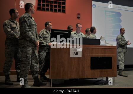 Diese Gruppe von US-Flieger, die den 837Th Cyber Operations Squadron, geben Ihre abschließenden kurzen Während der Cyber X-Games 2018, die von der Armee finden Cyber Operations, 335.- Signal (Theater) und der Universität von Texas in San Antonio (UTSA), 17. Juni an UTSA gehostet werden. Das Team wurde zum oberen Ende des diesjährigen Wettbewerbs. Die Cyber X-Games ist eine fünftägige Übung durch Militär und Wissenschaft Partnerschaften aus Untersuchung und Aufklärung der Cyber-Umgebung erleichtert, injizieren Sie die Erkennung und Reaktion, und leben Sie Rot/Blau Gruppenbildung. Spiele in diesem Jahr konzentrierte sich auf den Schutz Stockfoto