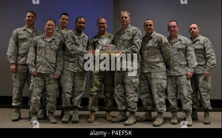 Diese Gruppe von US-Flieger, die den 837Th Cyber Operations Squadron, nehmen Sie ein Foto mit der US-Armee Oberst Robert S. Powell Jr, Kommandant der Armee finden Cyber Operations Group (ARCOG), 335.- Signal (Theater), nachdem er offiziell die Erstplazierten der Cyber X-Games 2018, bewirtet durch die ARCOG und der Universität von Texas in San Antonio (UTSA), 17. Juni an UTSA. Die Cyber X-Games ist eine fünftägige Übung durch Militär und Wissenschaft Partnerschaften aus Untersuchung und Aufklärung der Cyber-Umgebung erleichtert, injizieren Sie die Erkennung und Reaktion, und leben Sie Rot/Blau Gruppenbildung. Stockfoto