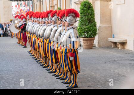 6. Mai 2018, Italien, Vatikan: Gardisten der Päpstlichen Schweizergarde stehen Seite an Seite. | Verwendung weltweit Stockfoto