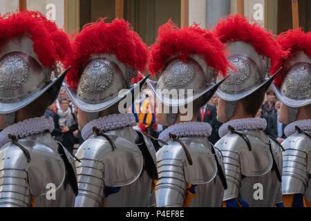 6. Mai 2018, Italien, Vatikan: Gardisten der Päpstlichen Schweizergarde stehen Seite an Seite. | Verwendung weltweit Stockfoto