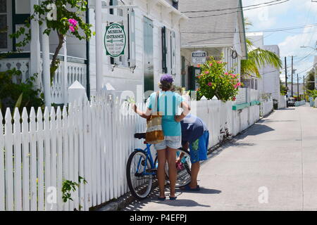 Downtown Historic New Plymouth unternehmen und Gebäuden auf kleinen engen Gassen, bunten und einfache, auf der Insel von Green Turtle Cay, Bahamas. Stockfoto