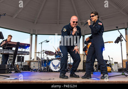 Senior Master Sgt. Ryan Carson, Max Auswirkungen Betriebsleiter und Sänger, und Tech. Sgt. Nalani Quintello, Max Auswirkungen Sänger, führen Sie einen Song zusammen Juni 16, 2018, auf der Bühne in Rehoboth Beach, Del Max Auswirkungen, der Premier Rock Band von der US Air Force, ist bei Joint Base Anacostia-Bolling in Washington, D.C. (USA stationiert Air Force Foto von Roland Balik) Stockfoto