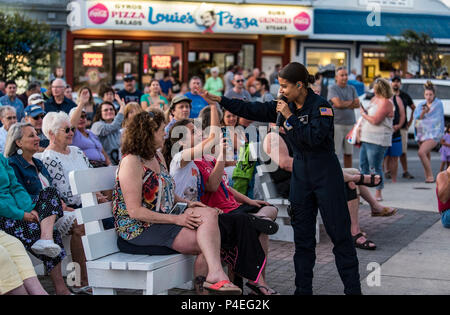 Tech. Sgt. Nalani Quintello, Max Auswirkungen Sänger, gibt eine fünf bis Gwennyth Bauer in Millsboro, Del., während der Performance der Band, Juni 16, 2018, auf der Bühne in Rehoboth Beach, Del Max Auswirkungen durchgeführt 20 Songs für hunderte von strandgängern während der freien, öffentlichen Konzert. Max Auswirkungen, der Premier Rock Band von der US Air Force, ist bei Joint Base Anacostia-Bolling in Washington, D.C. (USA stationiert Air Force Foto von Roland Balik) Stockfoto