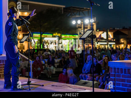 Tech. Sgt. Nalani Quintello, Max Auswirkungen Sänger, führt für Hunderte von strandgängern Juni 16, 2018, auf dem musikpavillon an der Rehoboth Beach, Del Quintello war ein ehemaliger Kandidat auf der TV-Show "American Idol", zog sie sich von der Konkurrenz in der Luftwaffe zu dienen. Max Auswirkungen, der Premier Rock Band von der US Air Force, ist bei Joint Base Anacostia-Bolling in Washington, D.C. (USA stationiert Air Force Foto von Roland Balik) Stockfoto