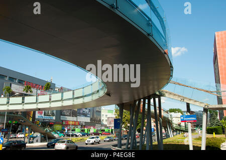 RZESZOW, Polen - 22. Juni 2016: Fußgänger erhöhten Rundschreiben Fußgängerbrücke über dem Schnittpunkt von Pilsudski und Grunwald Straßen gebaut Stockfoto