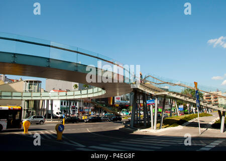 RZESZOW, Polen - 22. Juni 2016: Fußgänger erhöhten Rundschreiben Fußgängerbrücke über dem Schnittpunkt von Pilsudski und Grunwald Straßen gebaut Stockfoto