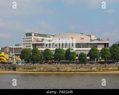 LONDON, GROSSBRITANNIEN - ca. Juni 2018: Die Royal Festival Hall im Rahmen des Festivals von Großbritannien nationale Feierlichkeiten 1951 erbaut ist noch im Einsatz als majo Stockfoto