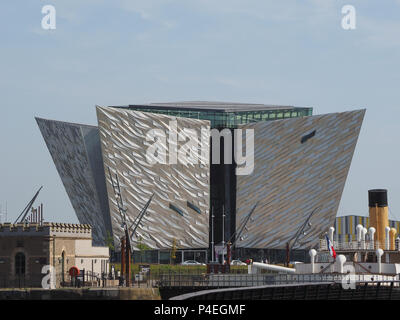 BELFAST, Großbritannien - ca. Juni 2018: Titanic Belfast Center auf dem Gelände der ehemaligen Werft Harland Wolff, wo die RMS Titanic gebaut wurde Stockfoto