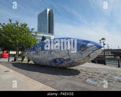 BELFAST, Großbritannien - ca. Juni 2018: Die großen Fische (Lachs akaThe des Wissens) keramische Steinchen, Skulptur von John Freundlichkeit in Donegall Quay Stockfoto