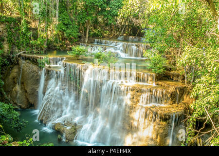 Landschaft Huai Mae Kamin Wasserfall Srinakarin Damm in Kanchanaburi, Thailand. Stockfoto