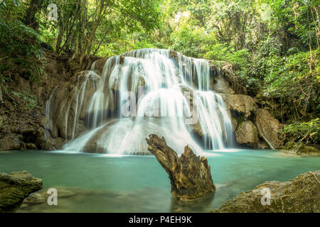 Huay Mae Kamin Waterfall, schönen Wasserfall im herbstlichen Wald, Provinz Kanchanaburi, Thailand Stockfoto