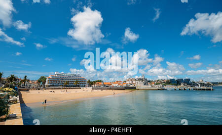 Seaside Stadtbild von Praia da Ribeira, Cascais. Intime Beach in der Nähe von Bahnhof und beliebt bei Touristen Stockfoto