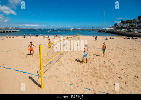 Kinder spielen Beachvolleyball am Praia da Ribeira, Cascais. Intime Beach in der Nähe von Bahnhof und beliebt bei Touristen Stockfoto