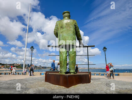 Die Statue von Dom Carlos I steht an der Küstenstraße von Cascais Stadt im Sommer Tag Stockfoto