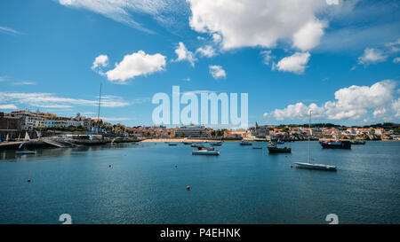 Portugiesische Küste Stadtbild auf die Bucht von Cascais voller Fischerboote, in Richtung Estoril suchen Stockfoto