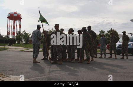 Mitglieder der seiner 661 Militär Polizei Recht und Ordnung Ablösung stand in Bildung als Master Sgt. Lyndal Anthony gibt Anweisungen für den ersten Tag des jährlichen Trainings an ft. Polk, LA, 18. Juni 2018. Das jährliche Training erneut und setzen die Mitglieder der seiner 661 Militär Polizei Recht und Ordnung Loslösung militärischer berufliche Spezialität zu verwenden. (U.S. Army National Guard Foto von Armee Sgt. Priscilla Desormeaux/Freigegeben) (Foto 7/8 Gegenstand zu markieren) Stockfoto