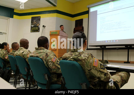 Mitglieder der seiner 661 Militär Polizei Recht und Ordnung Loslösung besuchen Armee Strafverfolgungsbehörden Bericht Tracking System während ihrer ersten Tag des jährlichen Trainings an ft. Polk, LA, 18. Juni 2018. Das jährliche Training erneut und setzen die Mitglieder der seiner 661 Militär Polizei Recht und Ordnung Loslösung militärischer berufliche Spezialität zu verwenden. (U.S. Army National Guard Foto von Armee Sgt. Priscilla Desormeaux/Freigegeben) (Foto 7/8 Gegenstand zu markieren) Stockfoto