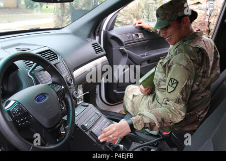 Sgt. Aidza Stapleton, Virgin Islands National Guard seiner 661 Militär Polizei Recht und Ordnung Loslösung, betreibt eine Polizei Interceptor während eine Ausweichende Fahrzeug Betreiber Kurs als Teil des jährlichen Trainings an ft. Polk, LA, 18. Juni 2018. Das jährliche Training erneut und setzen die Mitglieder der seiner 661 Militär Polizei Recht und Ordnung Loslösung militärischer berufliche Spezialität zu verwenden. (U.S. Army National Guard Foto von Armee Sgt. Priscilla Desormeaux/Freigegeben) (Foto 7/8 Gegenstand zu markieren) Stockfoto