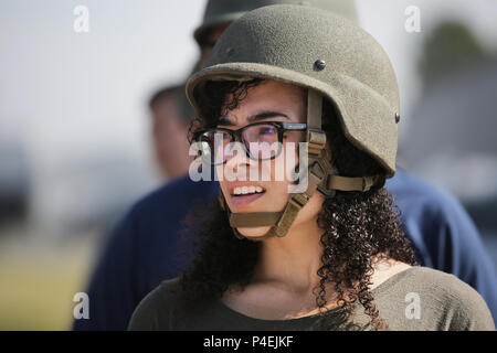 QUANTICO, Virginia - Gina Ibrahim wartet auf Ihre Gruppe in der Führung Reaktion Kurs (LRC) an Officer Kandidaten School (OCS) beim Marine Corps Recruiting Befehl des 2018 Erzieher und Führungskräfte Workshop an Bord der Marine Corps Base Quantico, Virginia, 19. Juni aufgerufen werden. Der Workshop wurde gegenseitig vorteilhaften Beziehungen zwischen Marine Offizier Auswahl Offiziere und Ausbilder; Gemeinschaftsführer und Erzieher erlebt eine Reise nach Quantico in den Bemühungen, ihre Führungsqualitäten zu entwickeln und über Karrierechancen in der Marine Corps erfahren. Ibrahim ist ein Career Services Assistant bei t Stockfoto