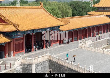 Traditionelle Gebäude des berühmten Forbidden palace City mit einem Touristen Leute in Peking, China. Stockfoto