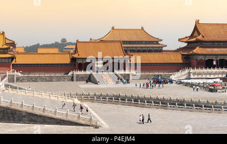 Peking, China - 5. Juni 2018: Die traditionellen Gebäude des berühmten Forbidden palace City mit einem Touristen Leute in Peking, China. Stockfoto