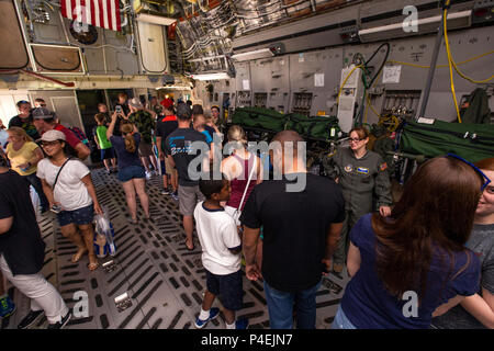 Technik. Sgt., Aeromedical Evakuation Technician der 514th Aeromedical Evakuation Squadron, 514th Air Mobility Wing, beantwortet Fragen zur AES Mission und zur Boeing C-17 Globemaster III während des Innovations in Flight Family Day im Steven F. Udvar-Hazy Center in Chantilly, Virginia, 16. Juni 2018. Das Archivbild dokumentiert die Beteiligung des Air Force Reserve Command an einem KC-10 Repeater an der öffentlichen Luftfahrt-Ausstellung. Stockfoto