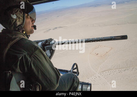 Sgt. Reyes Macedo, einem Hubschrauber Crew Chief mit Marine Light Attack Helicopter Squadron 775, Marine Flugzeuge Gruppe 41, 4 Marine Flugzeugflügel, erwirbt ein BDM, sowjetische Airborne amphibischen Schützenpanzer verfolgt, Ziel bei der Durchführung einer engen Air support Mission, während integrierte Ausbildung Übung 4-18 bei Marine Corps Air Ground Combat Center Twentynine Palms, Calif., 18. Juni 2018. HMLA-775, auch bekannt als "kojoten" zur Verfügung, sofern Air Combat element Unterstützung für Marine Air Ground Task Force 23 während ITX 4-18. (U.S. Marine Corps Foto von Lance Cpl. Samantha Schwoch/freigegeben) Stockfoto