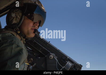 Sgt. Reyes Macedo, einem Hubschrauber Crew Chief mit Marine Light Attack Helicopter Squadron 775, Marine Flugzeuge Gruppe 41, 4 Marine Flugzeugflügel, erwirbt ein Ziel der Gemeinsamen Endgerät angreifen Controller, während der Durchführung eine enge Luftunterstützung Mission, während integrierte Ausbildung Übung 4-18 bei Marine Corps Air Ground Combat Center Twentynine Palms, Calif., 18. Juni 2018. HMLA-775, auch bekannt als "kojoten", vorausgesetzt Air Combat element Unterstützung für Marine Air Ground Task Force 23 während ITX 4-18. (U.S. Marine Corps Foto von Lance Cpl. Samantha Schwoch/freigegeben) Stockfoto