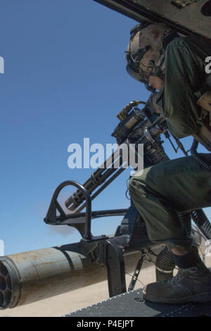 Staff Sgt. Andrew Weanie, einen Hubschrauber Crew Chief mit Marine Light Attack Helicopter Squadron 775, Marine Flugzeuge Gruppe 41, 4 Marine Flugzeugflügel, Brände ein GAU-17 während der Durchführung eine enge Luftunterstützung Mission, während integrierte Ausbildung Übung 4-18 bei Marine Corps Air Ground Combat Center Twentynine Palms, Calif., 18. Juni 2018. HMLA-775, auch bekannt als "kojoten", vorausgesetzt Air Combat element Unterstützung für Marine Air Ground Task Force 23 während ITX 4-18. (U.S. Marine Corps Foto von Lance Cpl. Samantha Schwoch/freigegeben) Stockfoto