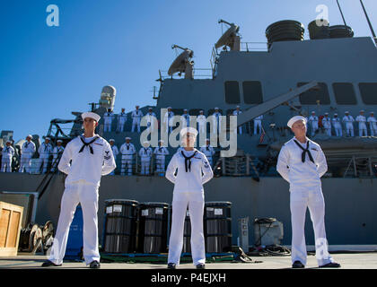 180619-N-NU 281-0023 Pearl Harbor (19. Juni 2018) Hawaii - Bereich Segler machen Ehren pensionierte Chief's Bootsmann Mate und Pearl Harbor überlebenden Ray Emory während einer Abschiedszeremonie inne, bevor er fährt Hawaii mit Familie zu sein. Emory war verantwortlich für die Identifizierung von unbekannten Service Mitglieder in den Angriff auf Pearl Harbor, die in namenlosen Massengräbern wurden getötet. (U.S. Marine Foto von Mass Communications Specialist 2. Klasse Justin Pacheco) Stockfoto