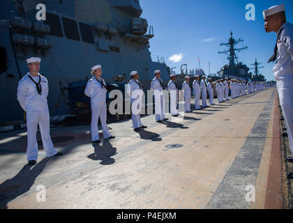 180619-N-NU 281-0025 Pearl Harbor (19. Juni 2018) Hawaii - Bereich Segler machen Ehren pensionierte Chief's Bootsmann Mate und Pearl Harbor überlebenden Ray Emory während einer Abschiedszeremonie inne, bevor er fährt Hawaii mit Familie zu sein. Emory war verantwortlich für die Identifizierung von unbekannten Service Mitglieder in den Angriff auf Pearl Harbor, die in namenlosen Massengräbern wurden getötet. (U.S. Marine Foto von Mass Communications Specialist 2. Klasse Justin Pacheco) Stockfoto