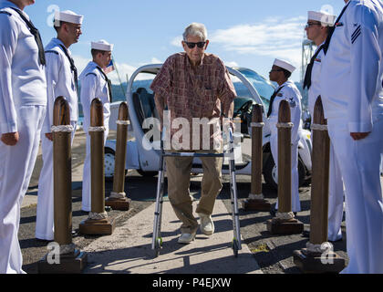 180619-N-NU 281-0074 Pearl Harbor (19. Juni 2018) pensionierte Chief's Bootsmann Mate und Pearl Harbor überlebenden Ray Emory ist Ehren durch die sideboys während einer Abschiedszeremonie inne, bevor er fährt Hawaii mit Familie zu werden. Emory war verantwortlich für die Identifizierung von unbekannten Service Mitglieder in den Angriff auf Pearl Harbor, die in namenlosen Massengräbern wurden getötet. (U.S. Marine Foto von Mass Communications Specialist 2. Klasse Justin Pacheco) Stockfoto