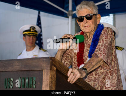 180619-N-NU 281-0135 Pearl Harbor (19. Juni 2018) pensionierte Chief's Bootsmann Mate und Pearl Harbor überlebenden Ray Emory liefert Erläuterungen während einer Abschiedszeremonie inne, bevor er fährt Hawaii mit Familie zu sein. Emory war verantwortlich für die Identifizierung von unbekannten Service Mitglieder in den Angriff auf Pearl Harbor, die in namenlosen Massengräbern wurden getötet. (U.S. Marine Foto von Mass Communications Specialist 2. Klasse Justin Pacheco) Stockfoto