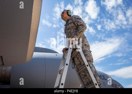 Us Air Force Senior Airman Flabio A. Martinez, C-17 Globemaster III Mannschaft Leiter mit der 514Th Aircraft Maintenance Squadron, 514Th Air Mobility Wing, kontrolliert die Lüfterflügel des C-17 F117-PW-100 Turbofan engine Steven F. Udvar-Hazy Center, Chantilly, Virginia, 16. Juni 2018. Die KC-10 Extender und ein C-17 mit Crew von finden Bürger Flieger mit der 78Th Air Refuelling Squadron und der 732 . Airlift Squadron, sowohl mit der 514Th Air Mobility Wing, nahmen an den Innovationen im Flug Familie Tag und Outdoor Luftfahrt Display in der Mitte. Die 514Th ist ein Air Force Reserve Command un Stockfoto