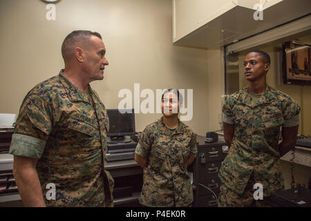 Us Marine Corps Generalmajor Vincent A. Coglianese, Links, Befehlshaber der Marine Corps Installationen Befehl (MCICOM), spricht mit Cpl. Johnathan Constantin und Lance Cpl. Htuyet Siu, Post Sekretärinnen mit Sitz und Hauptverwaltung Squadron, bei Marine Corps Air Station Iwakuni, Japan, 19. Juni 2018. Coglianese besucht MCAS Iwakuni während seiner Tour der Marine Corps Anlagen Pazifik, als Teil seiner Aufgaben als Kommandant der MCICOM. Der Besuch war das erste Mal, dass er besuchte die Station als MCICOM Commander und das erste Mal, dass er gesehen Expansion Projekte und die vor kurzem abgeschlossene Stockfoto