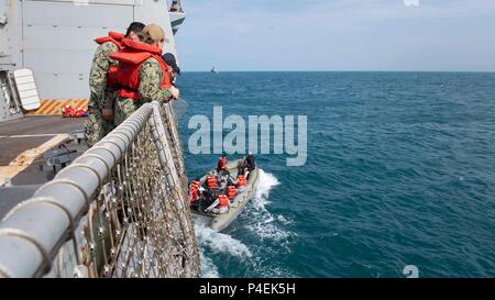 180619-N-HV 059-1192 GOLF VON THAILAND (19. Juni 2018) USS Mustin (DDG89) führt ein Passagier transfer mit Royal Thai Navy Schiff HTMS Taksin (FFG422) während der Zusammenarbeit flott Bereitschaft und Weiterbildung (Karat) Thailand 2018. Die multilateralen (Karat) Übung, in seinem 2. Iteration und unter Beteiligung der USA, Singapur und Thailand, ist entworfen, um die gegenseitige Leistungsfähigkeit in einem breiten Spektrum von naval Warfare zu verbessern, mit denen Partner die Seestreitkräfte effektiv zusammen zu arbeiten als eine einheitliche maritime Force. (U.S. Marine Foto von Mass Communication Specialist 2. Klasse Sonja Wickard/Freigegeben) Stockfoto