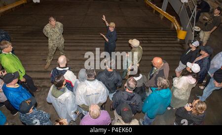 180616-N-PC 620-0064 KIEL, Deutschland (16. Juni 2018) Der Bootsmann Mate 2. Klasse Brooke Bagatta, von der Freiheit, New York, bietet eine Tour durch die Harpers Ferry-Klasse dock Landung Schiff USS Oak Hill (LSD 51) in Kiel, Deutschland, während der Kieler Woche 2018, Juni 16. Oak Hill, Home-in Virginia Beach, Virginia portiert, ist die Durchführung naval Operations in den USA 6 Flotte Bereich der Operationen. (U.S. Marine Foto von Mass Communication Specialist 3. Klasse Michael H. Lehman/Freigegeben) Stockfoto