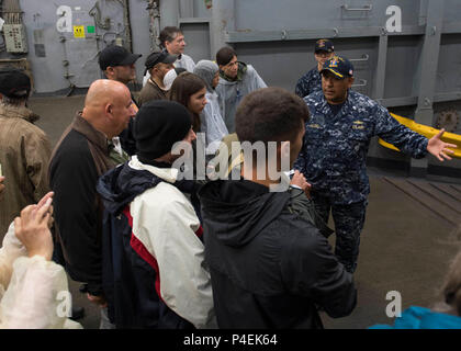 180616-N-TJ 319-0121 OSTSEE (16. Juni 2018) Cmdr. Stange Jacobo, Executive Officer der Harpers Ferry-Klasse dock Landung Schiff USS Oak Hill (LSD 51), bietet einen Rundgang durch das Schiff in Kiel, Deutschland, während der Kieler Woche 2018, Juni 16. Oak Hill, Home-in Virginia Beach, Virginia portiert, ist die Durchführung naval Operations in den USA 6 Flotte Bereich der Operationen. (U.S. Marine Foto von Mass Communication Specialist 3. Klasse Jessica L. Dowell/Freigegeben) Stockfoto