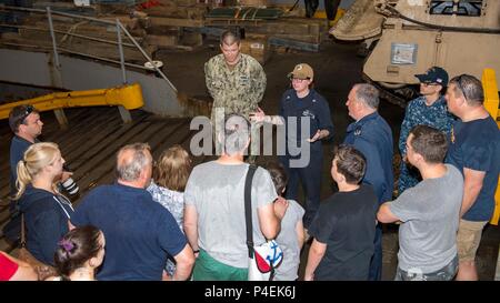 180616-N-PC 620-0030 KIEL, Deutschland (16. Juni 2018) Der Bootsmann Mate 2. Klasse Brooke Bagatta, von der Freiheit, New York, bietet eine Tour durch die Harpers Ferry-Klasse dock Landung Schiff USS Oak Hill (LSD 51) in Kiel, Deutschland, während der Kieler Woche 2018, Juni 16. Oak Hill, Home-in Virginia Beach, Virginia portiert, ist die Durchführung naval Operations in den USA 6 Flotte Bereich der Operationen. (U.S. Marine Foto von Mass Communication Specialist 3. Klasse Michael H. Lehman/Freigegeben) Stockfoto