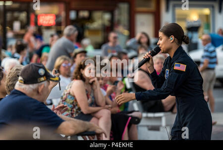 Tech. Sgt. Nalani Quintello, Max Auswirkungen Sänger, führt für Hunderte von strandgängern Juni 16, 2018, auf dem musikpavillon an der Rehoboth Beach, Del Quintello war ein ehemaliger Kandidat auf der TV-Show "American Idol", zog sie sich von der Konkurrenz in der Luftwaffe zu dienen. Max Auswirkungen, der Premier Rock Band von der US Air Force, ist bei Joint Base Anacostia-Bolling in Washington, D.C. (USA stationiert Air Force Foto von Roland Balik) Stockfoto