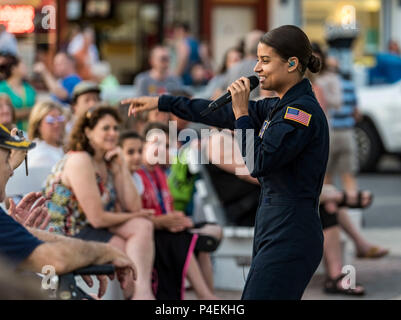 Tech. Sgt. Nalani Quintello, Max Auswirkungen Sänger, führt für Hunderte von strandgängern Juni 16, 2018, auf dem musikpavillon an der Rehoboth Beach, Del Quintello war ein ehemaliger Kandidat auf der TV-Show "American Idol", zog sie sich von der Konkurrenz in der Luftwaffe zu dienen. Max Auswirkungen, der Premier Rock Band von der US Air Force, ist bei Joint Base Anacostia-Bolling in Washington, D.C. (USA stationiert Air Force Foto von Roland Balik) Stockfoto