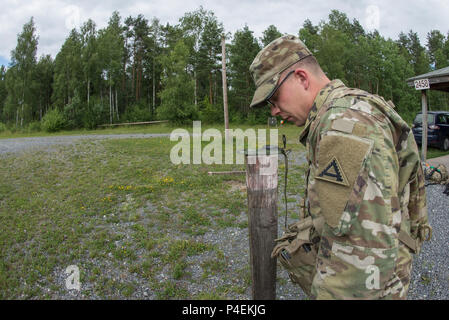 Us-Armee Sgt. Christian W. Calame auf das erste Bataillon zugeordnet, 4 Infanterie Regiment, 7th Army Training Command (7 ATC) prüft seinen Kompass Azimut vor der Navigation während der 7 ATC-besten Krieger Wettbewerb, Grafenwöhr Training Area, Deutschland, 19. Juni 2018. Die dreitägige Veranstaltung endet am 21. Juni mit der Ankündigung des 7. ATC-Officer, noncommissioned Officer und Soldat des Jahres. Die Gewinner werden am Bewegen in der US-Armee in Europa am besten Krieger Wettbewerb zu konkurrieren. (U.S. Armee Foto von Kevin S. Abel) Stockfoto
