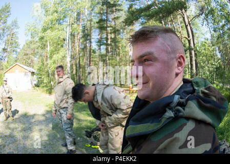 Us-Armee SPC. Alexander Kropf mit 1St Battalion, 4th Infantry Regiment, Joint Multinational Readiness Center, 7th Army Training Command (7 ATC) spürt die Auswirkungen der NBC Kammer während der 7 ATC-besten Krieger Wettbewerb Juni 20, 2018 in Grafenwöhr Training Area, Deutschland. Kropf, eine Bayport, NY native konkurriert in der dreitägigen Veranstaltung 21. Juni endet mit der Bekanntgabe der 7 ATC-Officer, noncommissioned Officer und Soldat des Jahres. Die Gewinner werden am Bewegen in der US-Armee in Europa am besten Krieger Wettbewerb zu konkurrieren. (U.S. Armee Foto von Kevin S. Abel) Stockfoto