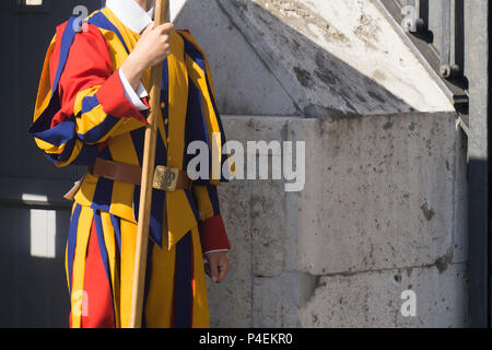 Mitglied der Päpstlichen Schweizergarde, die der Papst im Vatikan Stadt schützen Stockfoto