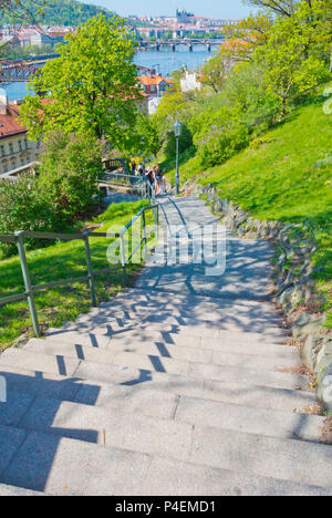 Steile Stufen führen vom Ufer bis zu Vysehrad, Prag, Tschechische Republik Stockfoto