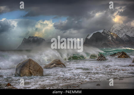 Wellen, die auf der felsigen Strand, Lofoten, Norwegen Stockfoto