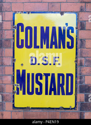 Alte Emaille Colman's Senf Zeichen an der Wand in Leicestershire, Großbritannien Stockfoto