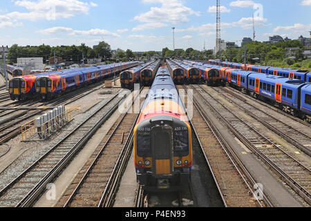 Neu unter dem Namen "South Western Eisenbahn Typ 450 Fahrzeuge auf rangierbahnhofs in Clapham Junction Station in Süd- London, Großbritannien Stockfoto
